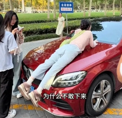河南郑州，一女子开红色奔驰，十指做着钻石美甲，拿着2部手机，却被3个女孩当街拦停