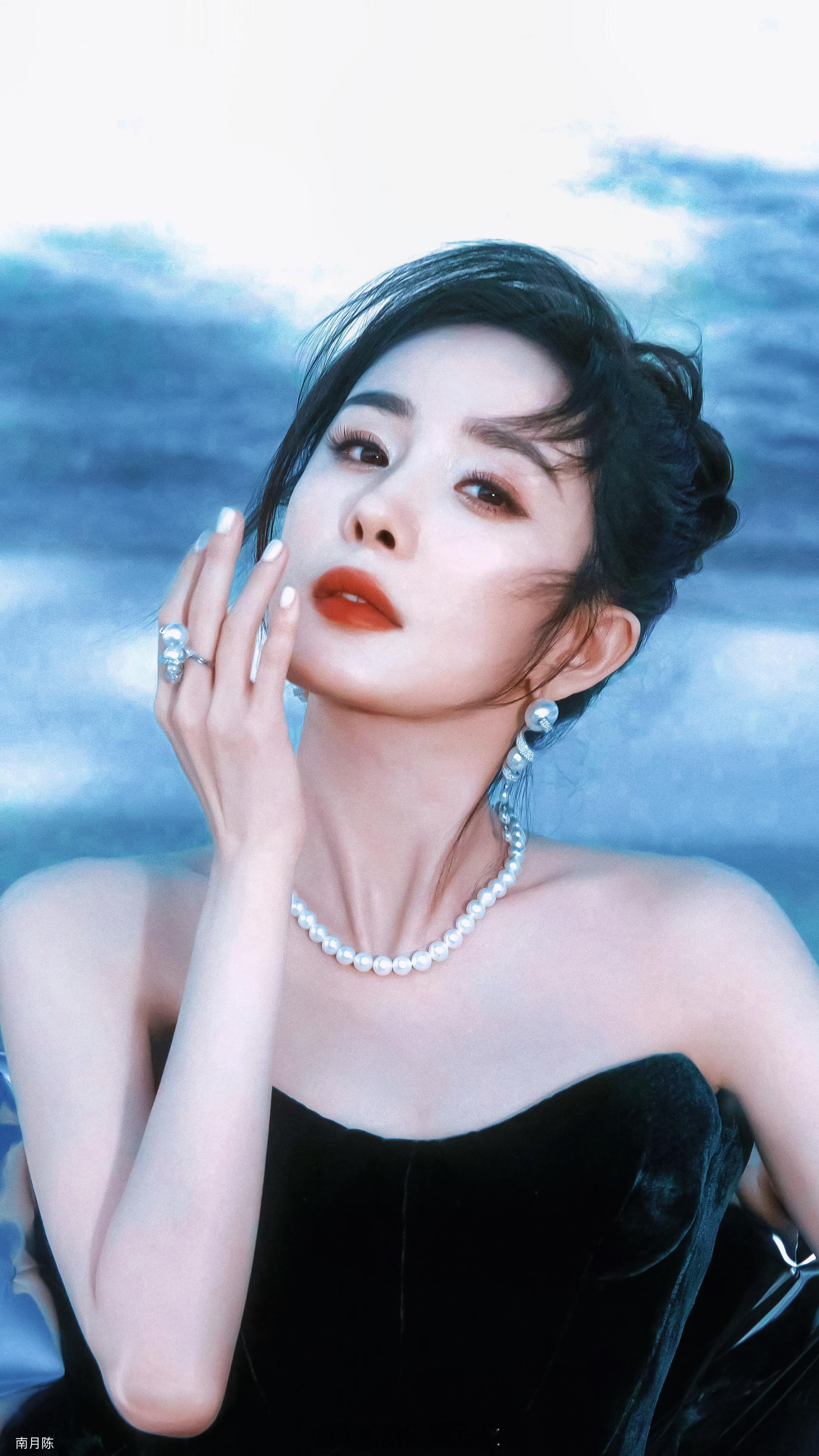 杨幂黑裙美背迷人