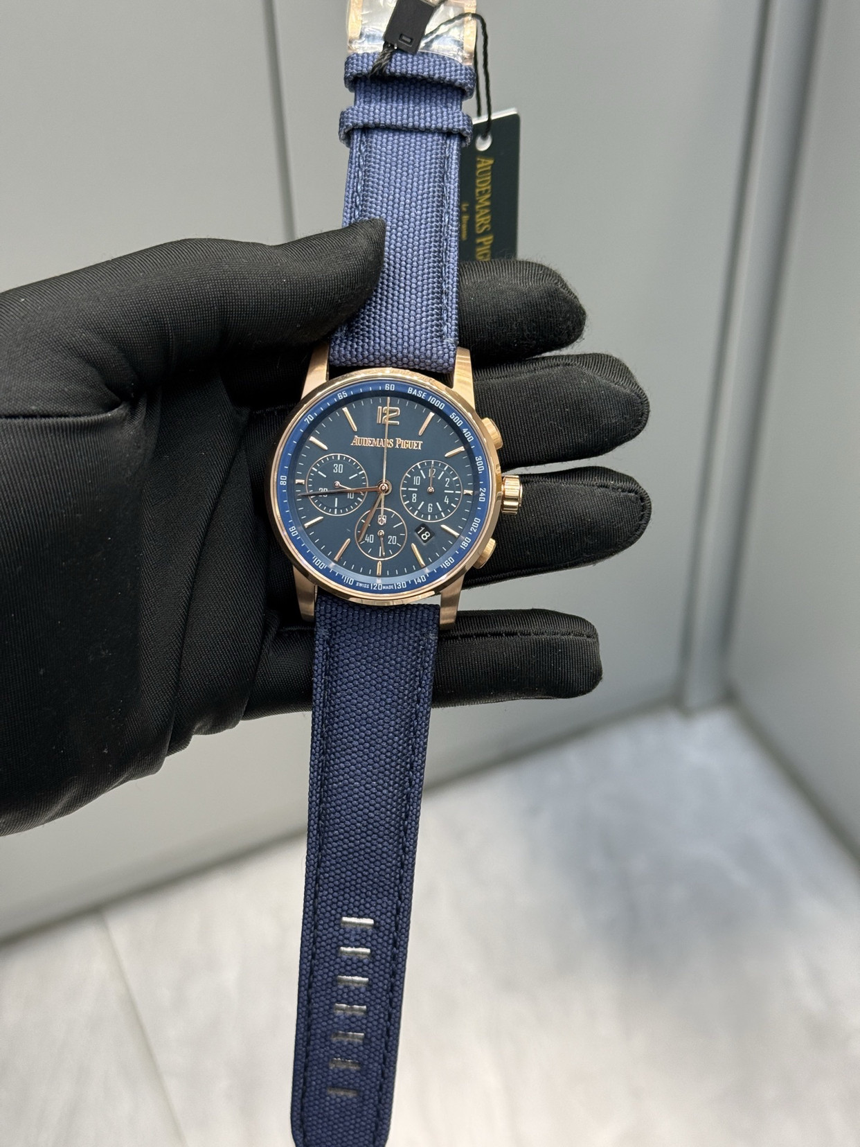 未来战舰：爱彼皇家橡树“圆盘”计时码表如果说经典的皇家橡树是奢华运动表的典范，那么皇家橡树“圆盘”计