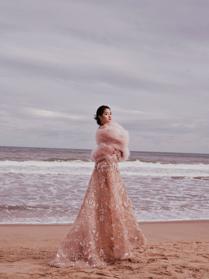 关晓彤蕾丝香槟裙关晓彤ELLE出图了关晓彤蕾丝香槟裙，关晓彤ELLE出图了，