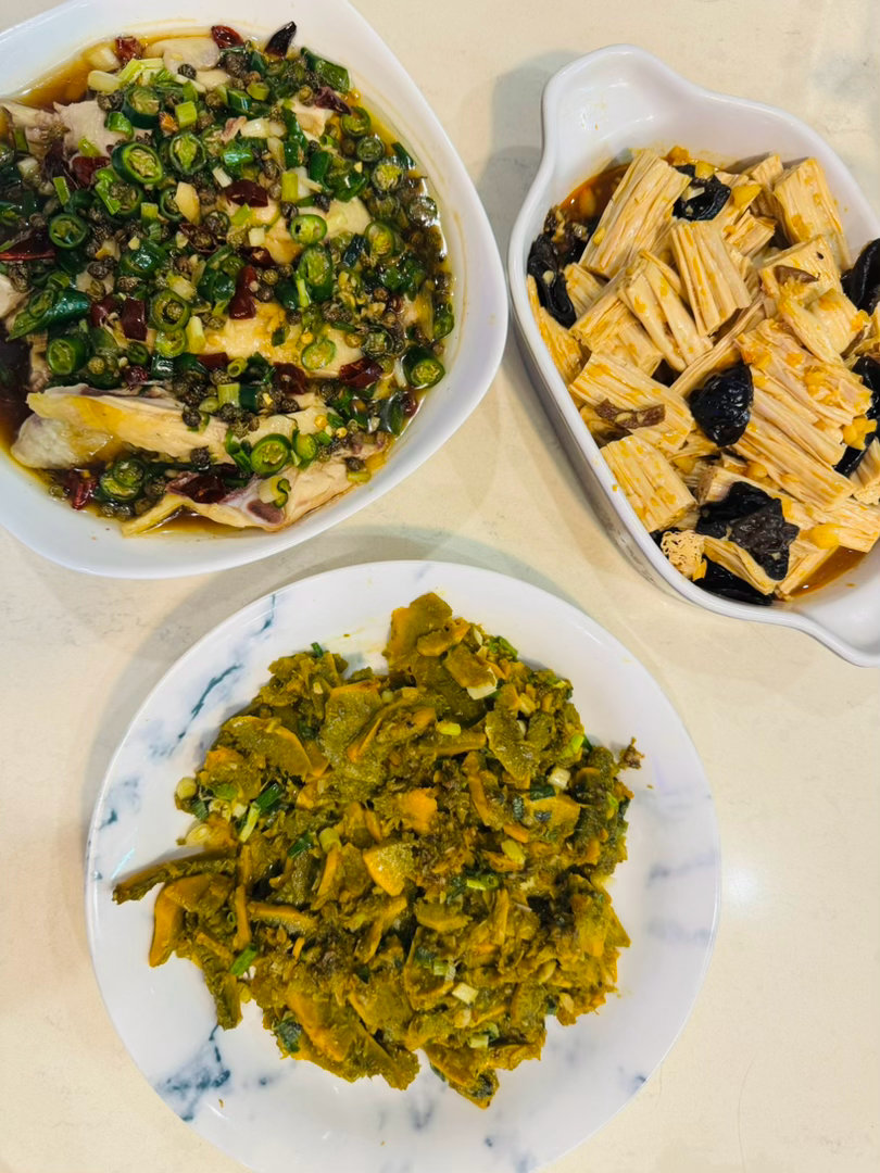 今天的菜很神奇，最下方那一盘是我种植的危地马拉绿肉南瓜。这种南瓜原产地在中南美洲