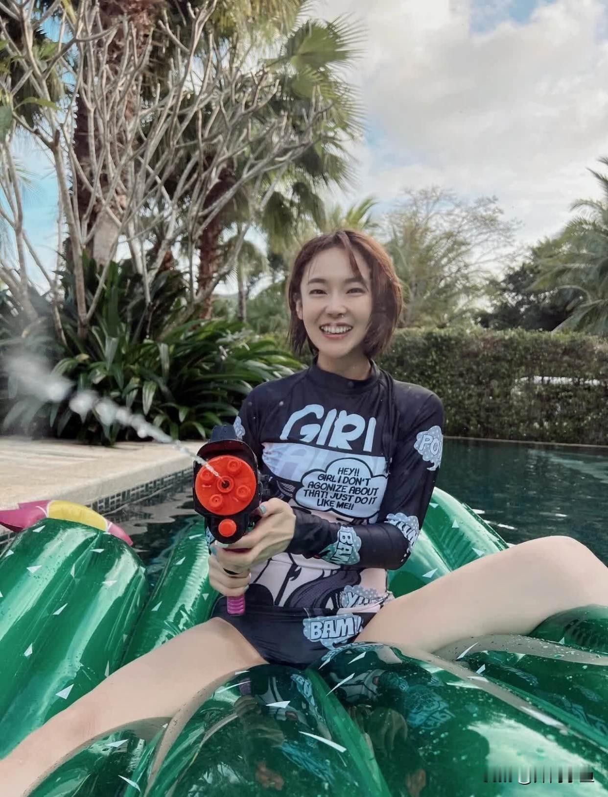 张佳宁分享泳池度假日常！一身漫画印花长袖泳衣，潮酷又防晒，清爽短发被水汽微微