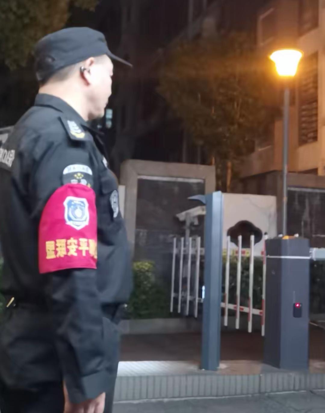 保安老王昨晚十点多就坐在岗亭里面打起了瞌睡，结果被一个业主回来看到拍照了，并且叫