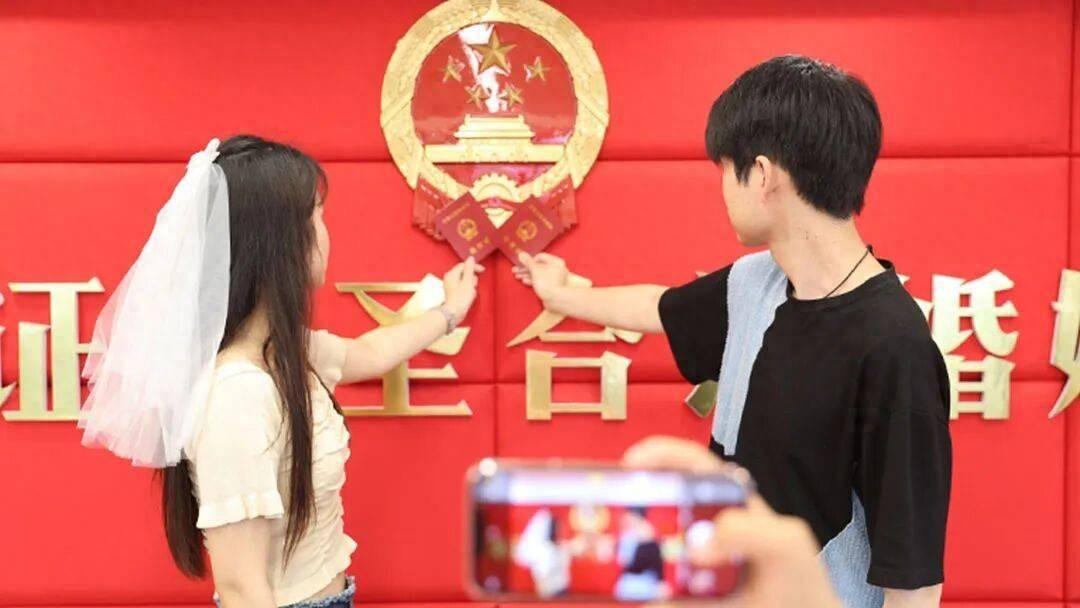 多地宣布结婚发钱，南岭村20万奖励却设“防闪离”门槛9月21日，《第一财经》