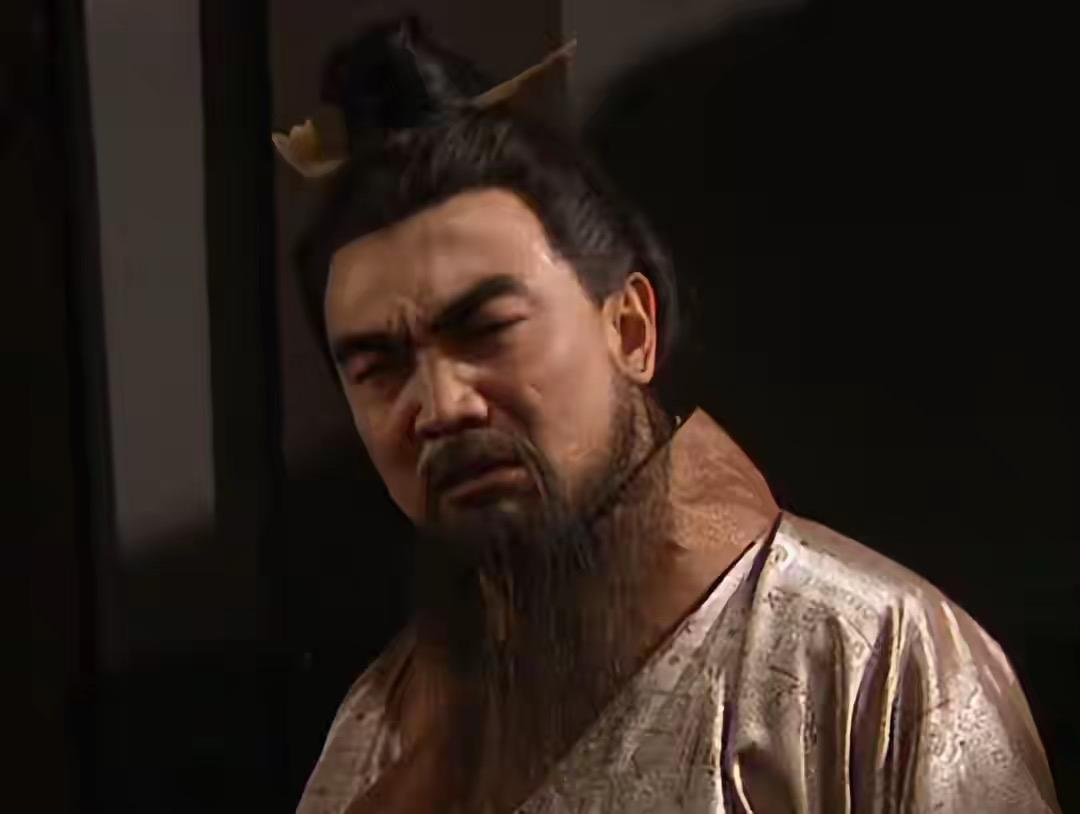 因为刘备的创业门槛太低。曹操是太尉之子，巨富之家，仕途起起落落，也做到西园八