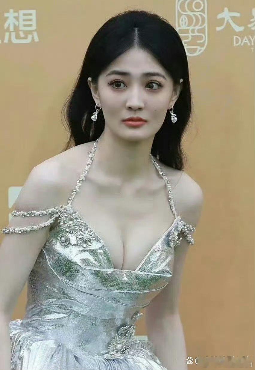 徐璐穿成这样，胳膊还能抬起来吗？看着好难受的样子…​​​