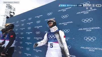 神仙眷侣拥抱了！看，为了和自己的老公王心迪拥抱祝贺，徐梦桃一一与已完赛的两名中国