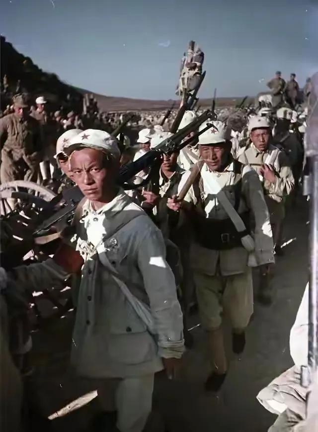 解放战争时期，解放军最早的服装并非我们熟知的绿军装，而是粗布制成的土黄色衣服，颜
