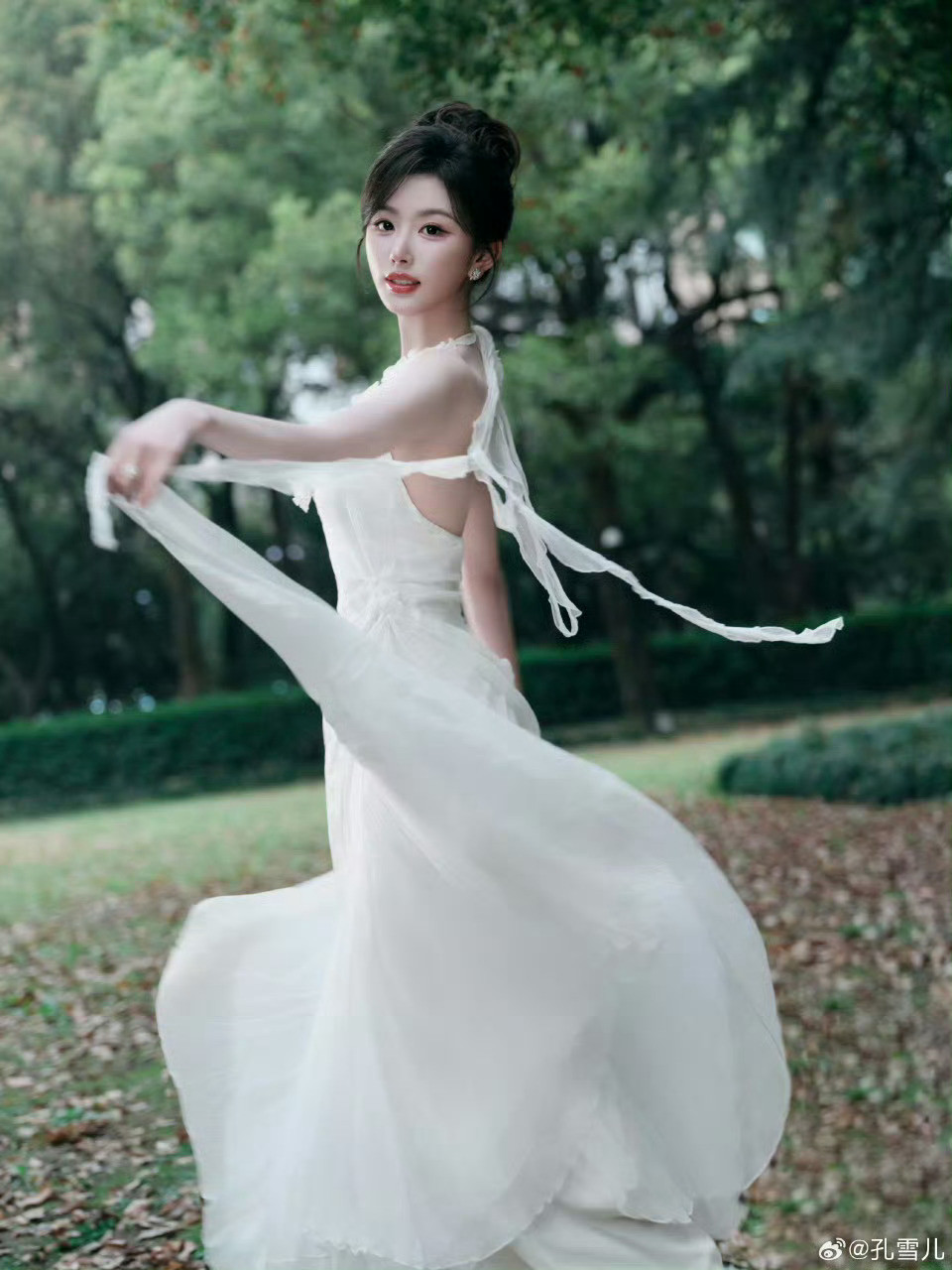 这个大小姐给孔雪儿演爽了剧里隐忍克制，直播彻底放飞自我！孔雪儿现场演绎傲娇大小姐