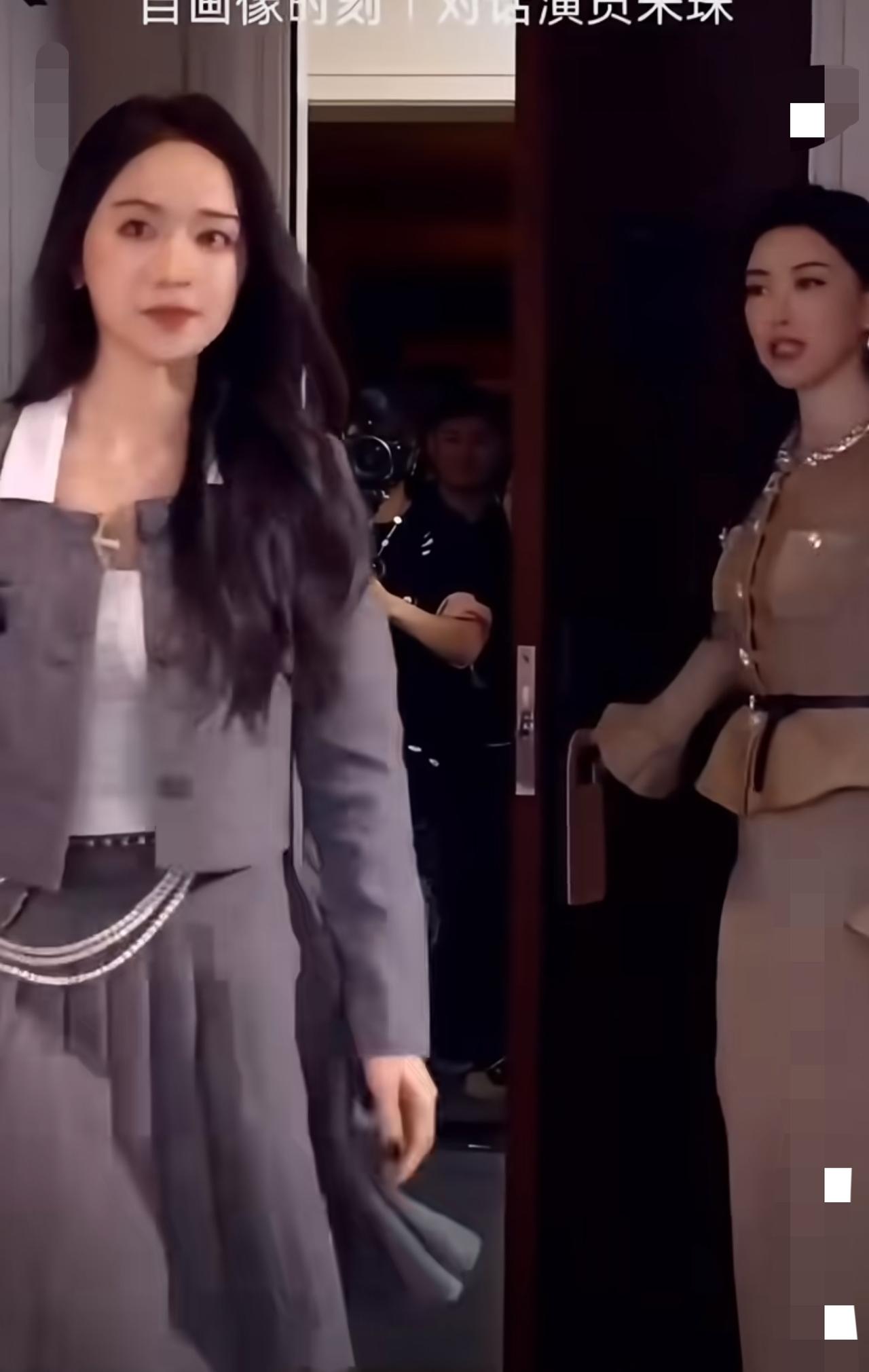 翁青雅采访朱珠整个就是一个尴尬的现场。还记得去年心动的信号那个千金大小姐翁青雅