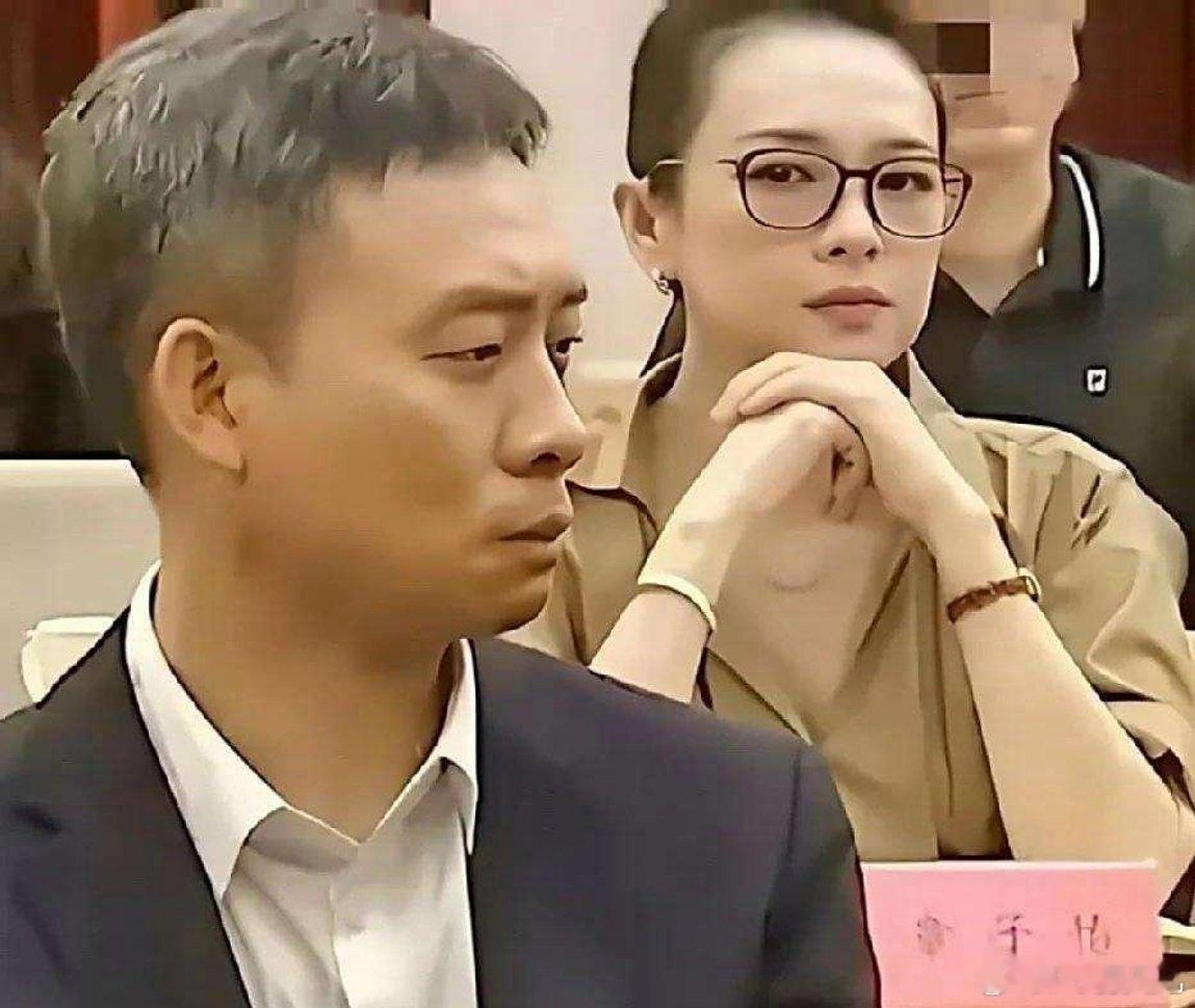 瞧了章子怡这照片才明白，为啥汪峰要离开她。照片像是个开会场景，桌上摆着明星名字的