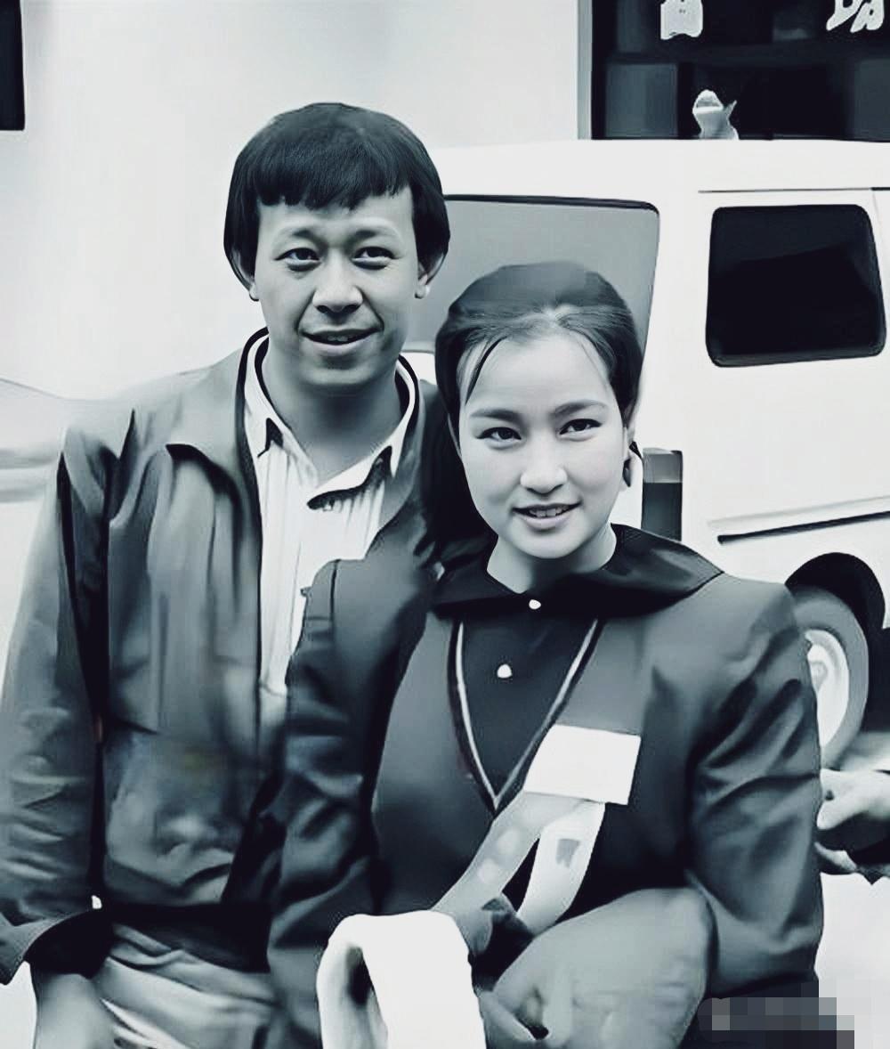 1986年姜文刘晓庆同框。照。姜文的“锅盖头”，发长刚好盖住额头，朴实憨厚。