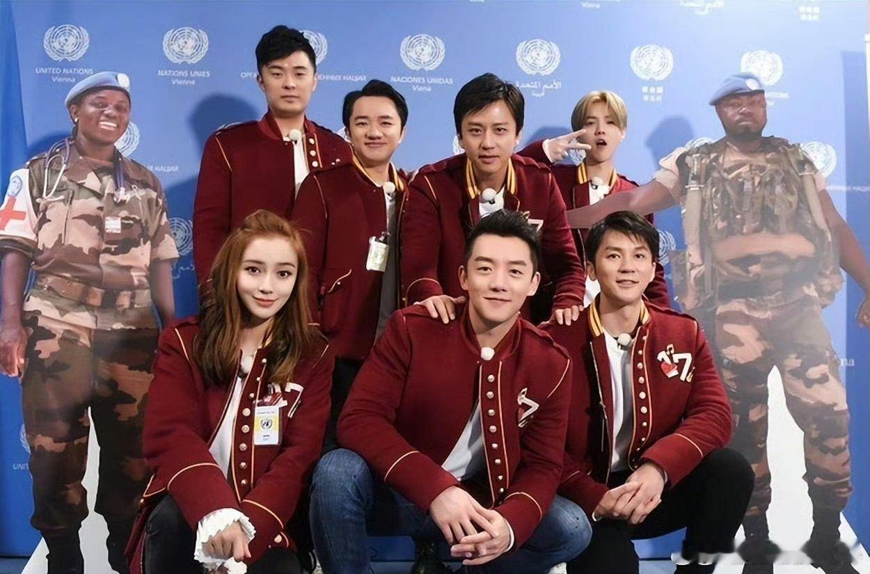 初代跑男重聚给郑恺庆生总感觉初代跑男这张合照缺了一个人，又想不起来是谁？看了一下