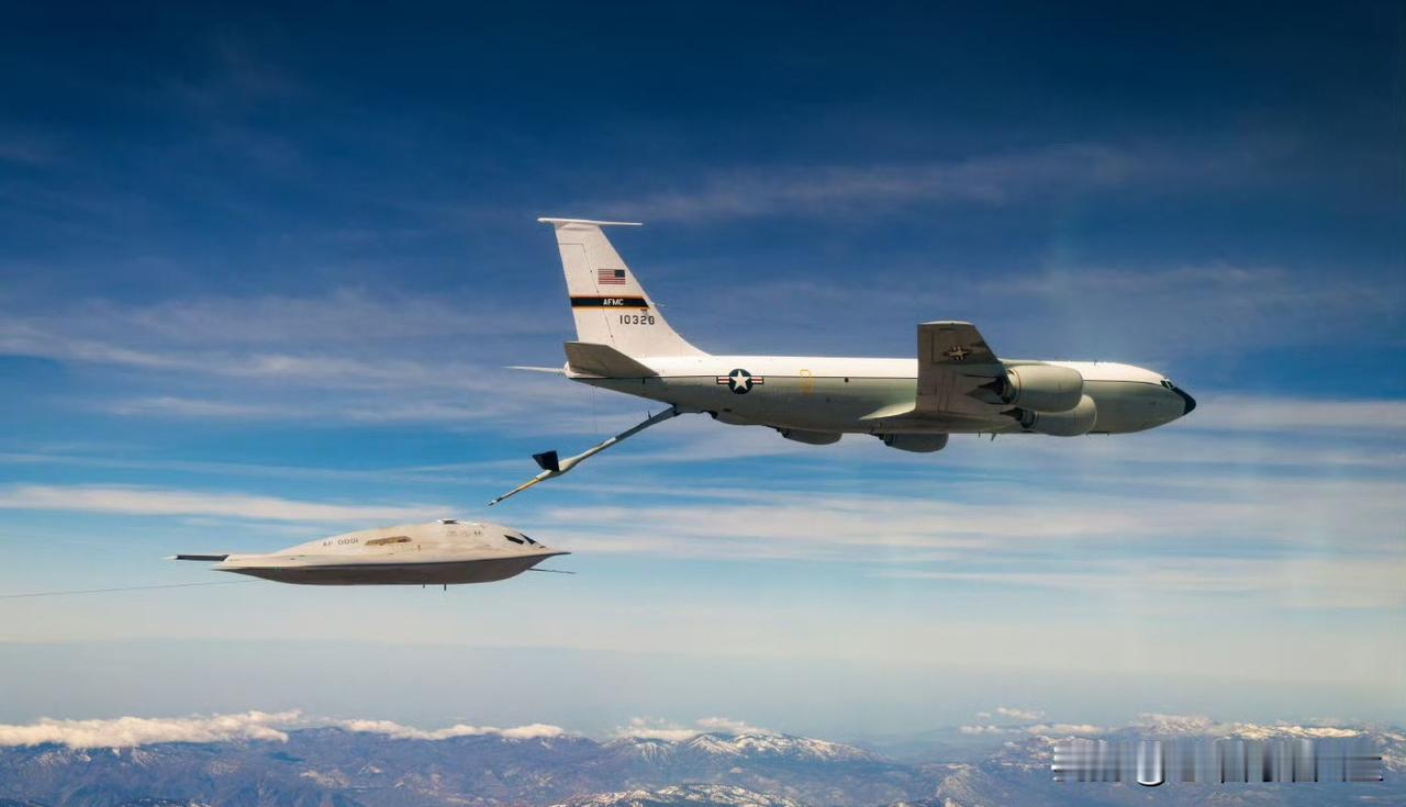 老美终于大大方方的近距离展示自家的B-21隐身轰炸机授油照了！从画面里看，美