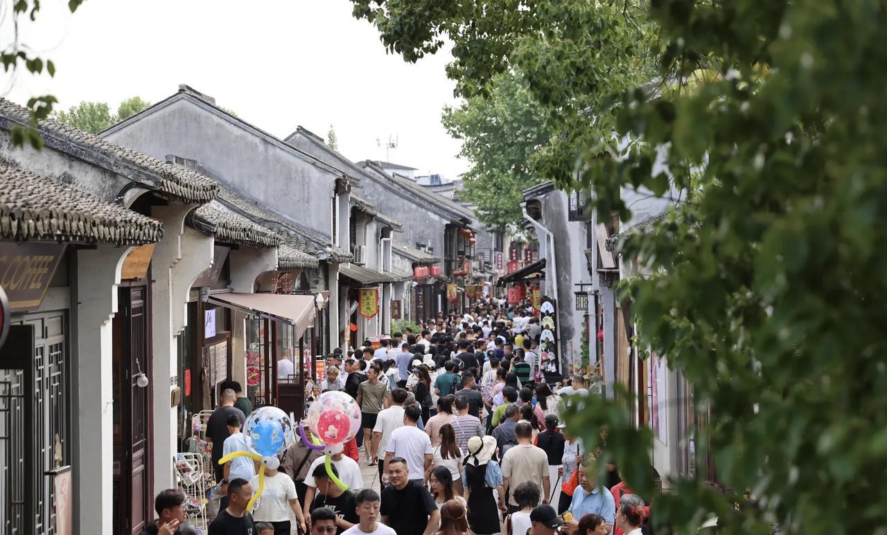 五一假期过去两天，2025年五一假期长三角地区的交通、旅游预订及消费趋势综合分析