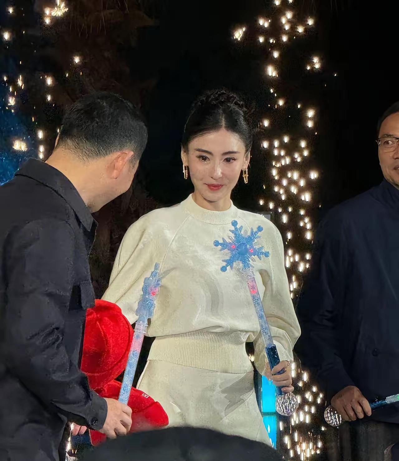 张柏芝啊张柏芝，你要是手头紧就别硬扛了呗！香港大火刚过，你二话不说就通过保良局捐