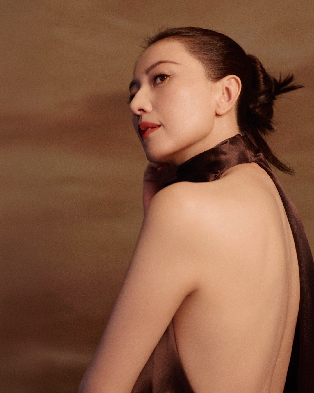 高圆圆大露背造型高圆圆这波大露背造型太绝了！肌肤白皙细腻，露背设计氛围感拉满，搭