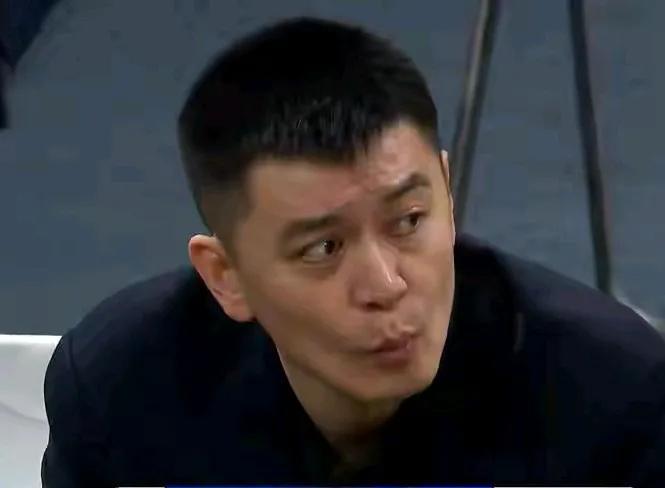 第一画面：辽宁男篮当时落后浙江广厦男篮将近20多分的时候！辽宁男篮的主教练杨鸣