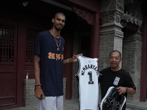 NBA天才球星文班亚马带队打进总决赛，少林寺师父延安送出八字祝福：制心一处，无事
