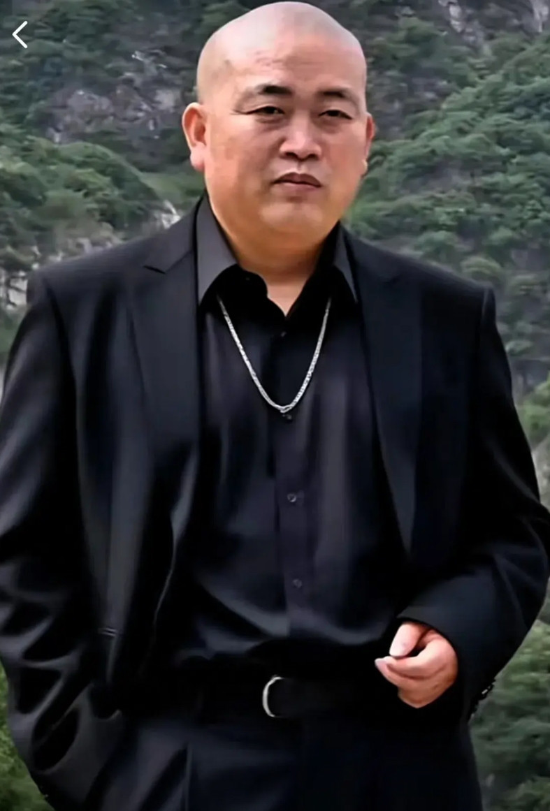 释永信的贴身侍者释延勤，前不久在媒体上大谈师傅的光辉伟大。也许这是他侍奉释永信