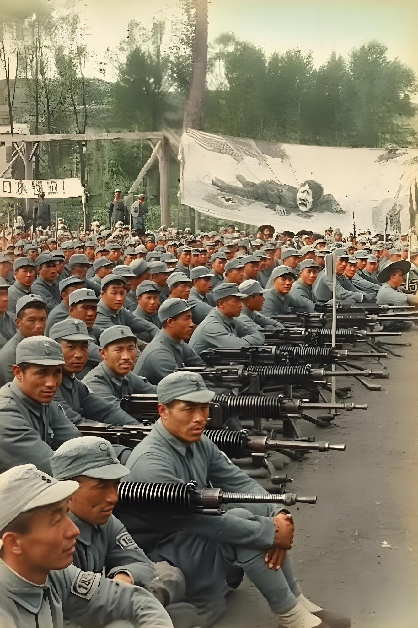 1944年，一张老照片记录了民族抗日武装力量的庄严时刻。八路军战士们齐聚一堂，地