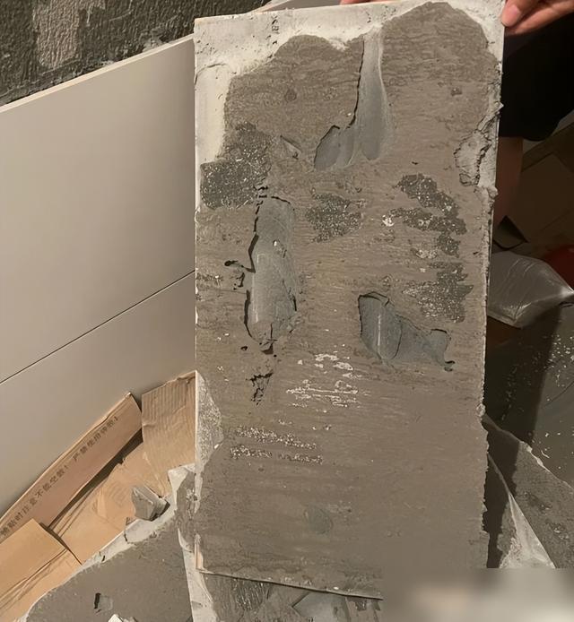 装修踩过瓷砖坑的家人们谁懂啊！最近看广东人装修都不用瓷砖了——普通瓷砖要么灰砖显