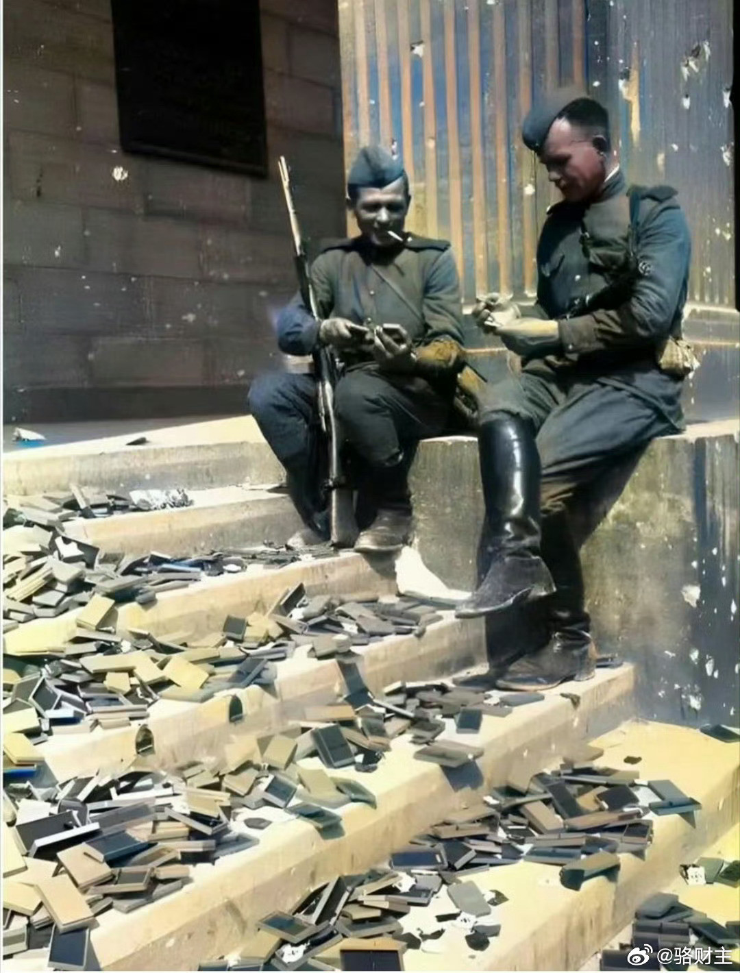 1945年，柏林解放后，两名苏联士兵留下了这张极具历史感的罕见合影。镜头里，他们