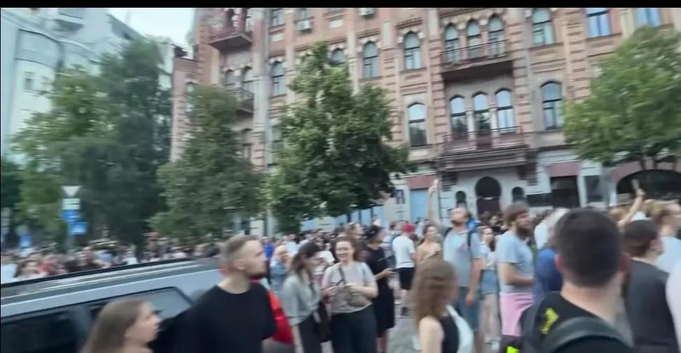 都说乌克兰兵源严重不足，到处在拉丁，年轻人大部分都阵亡了，剩下的多半是妇女、儿童