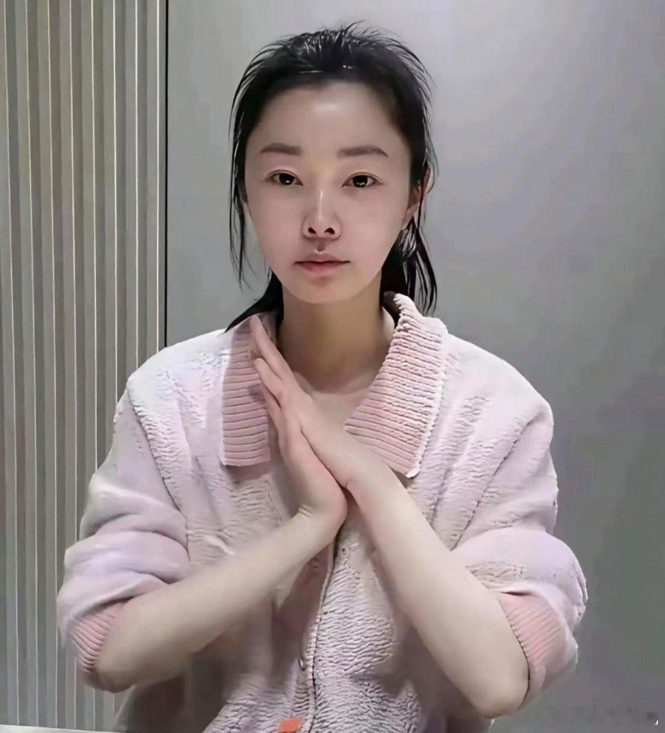 女星宋轶突然放出素颜照，是想表达她这颜值配白敬亭绰绰有余吗[捂脸哭]看了一下宋轶的