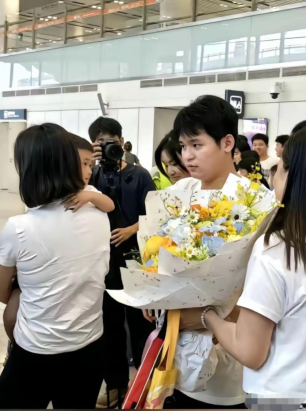 林诗栋夺冠回国，出机场那一刻，所有人都看傻了。他没扑向人群里的亲妈，而是单膝往