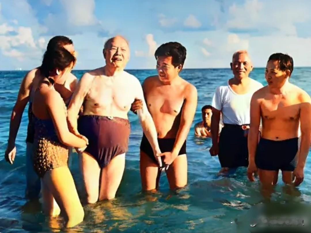 碧海澄澈，天光云影，八十一岁的叶剑英元帅置身碧波之中，被众人小心搀扶。他精神矍