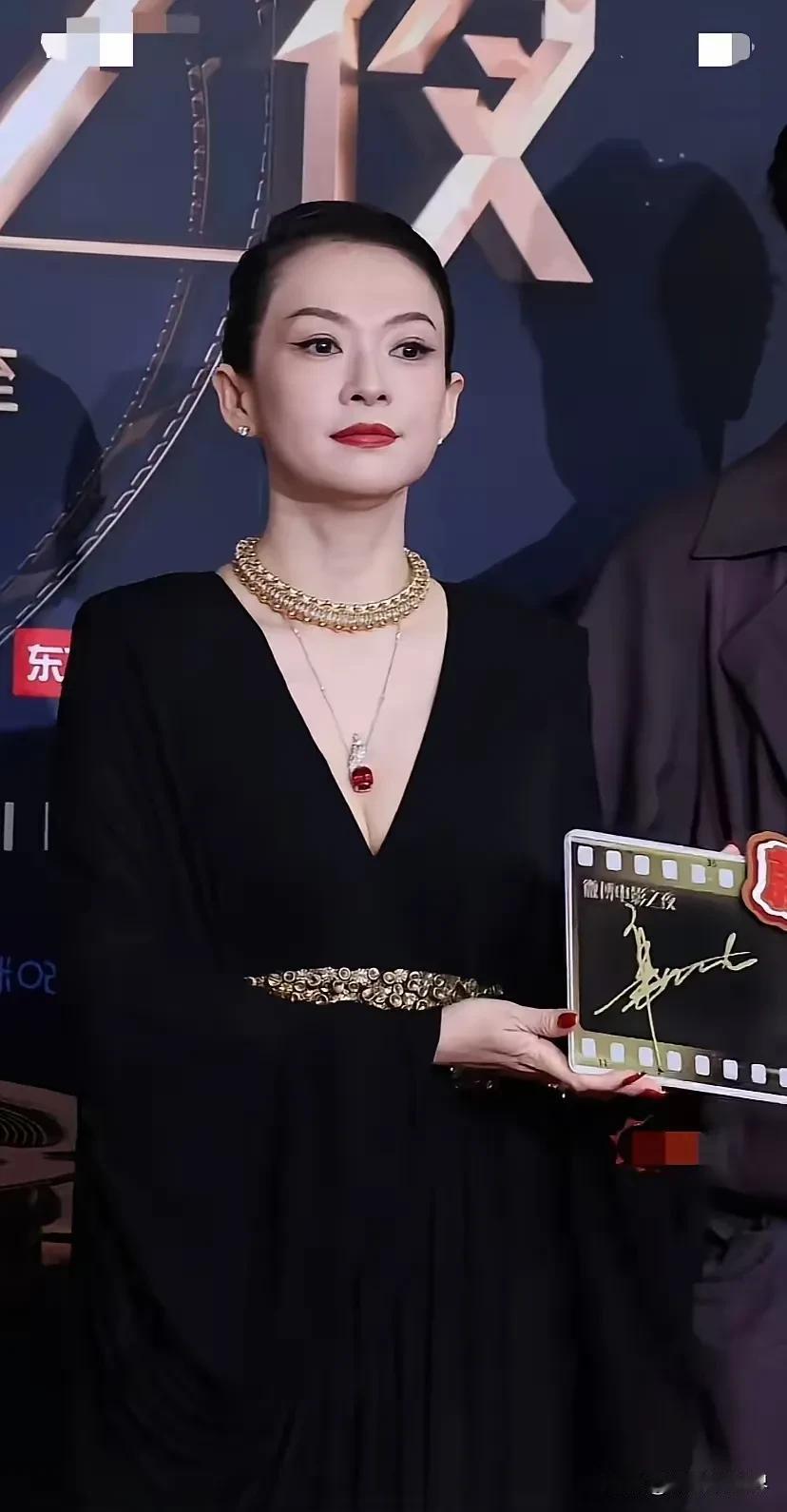 离开了美颜和滤镜的加持，真实的章子怡真让人心疼🥲正面看，感觉也像刘诗诗