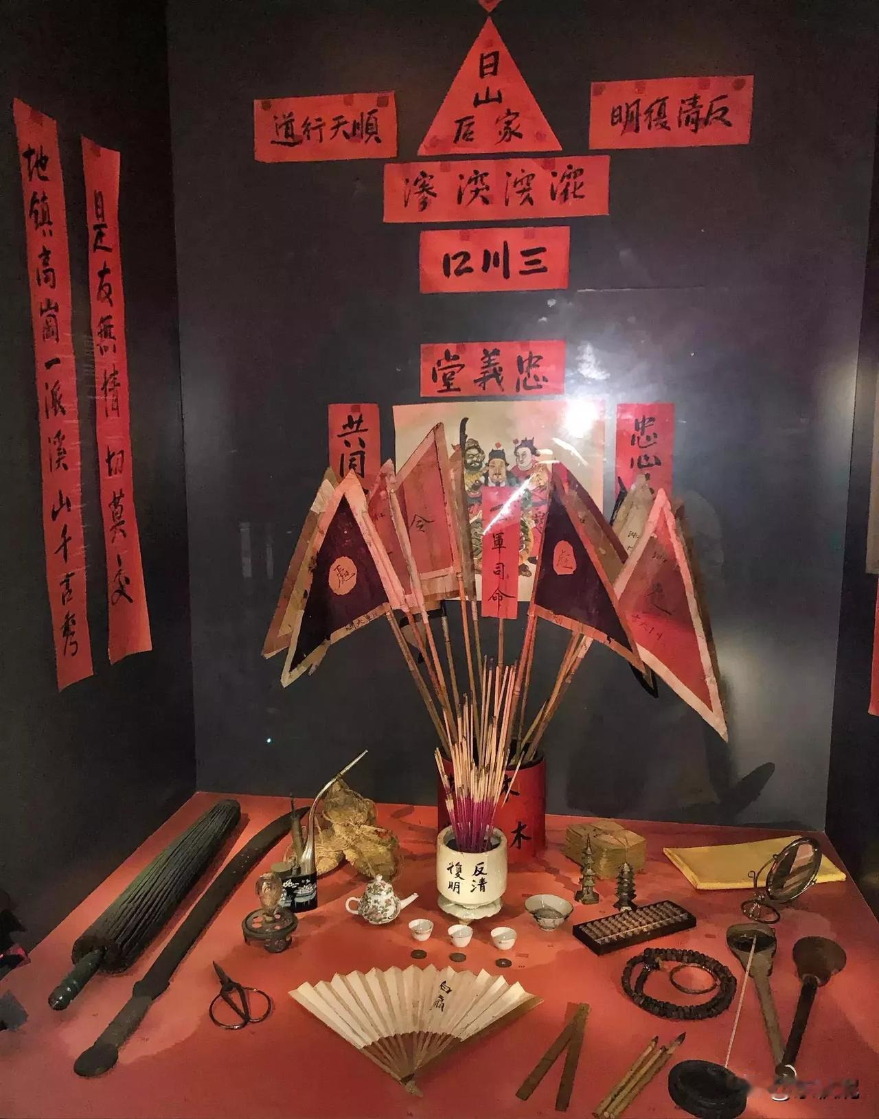 这个算是圣遗物，是不是能召唤出娘化陈近南？地震高冈，一派河山千古秀。门朝