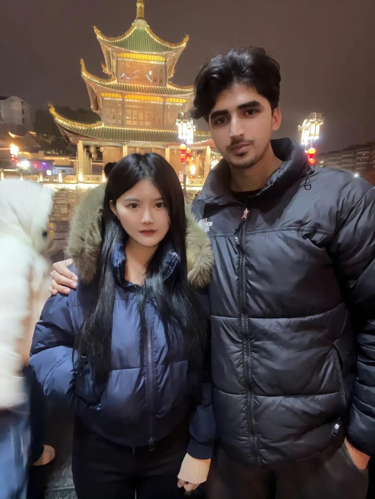 刷到一个中国女孩找的巴基斯坦男朋友，日常秀恩爱。女孩在视频中说：人这辈子，遇到了