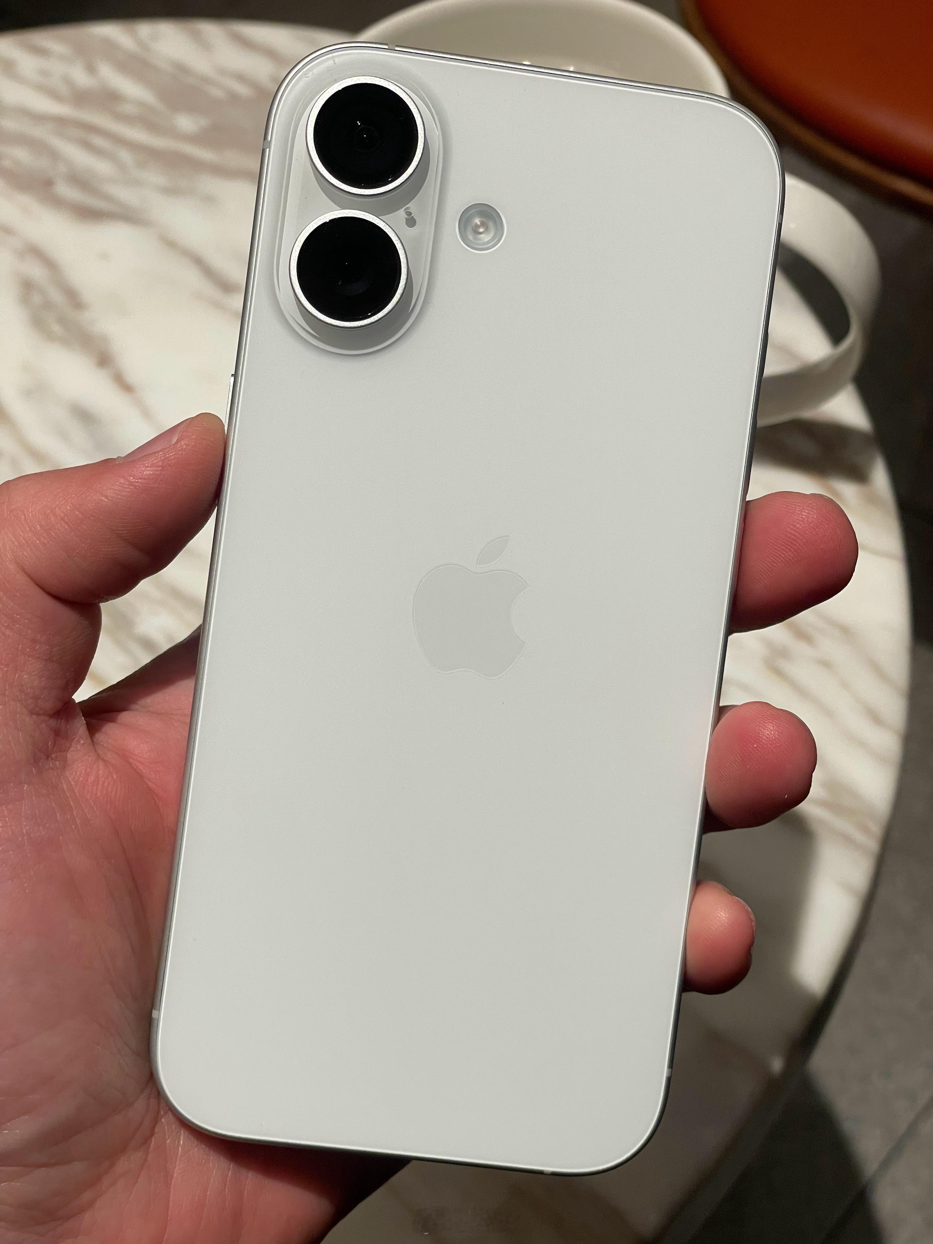 张子枫，我的i枫17换你手上的iPhone14好不好？