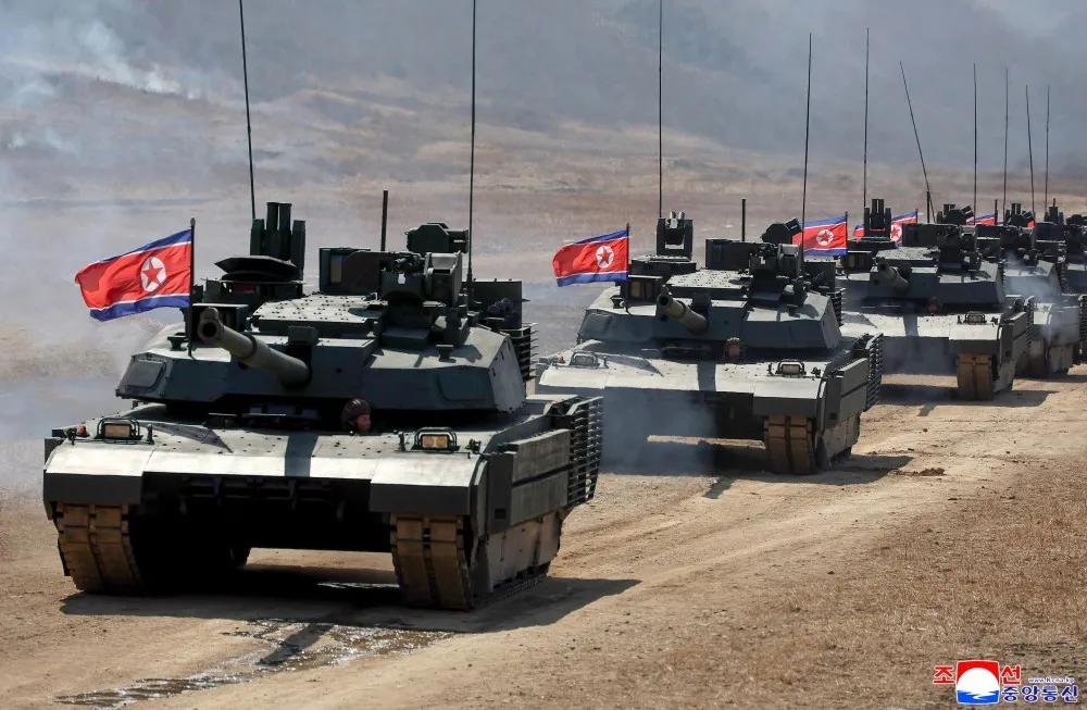 朝鲜陆军装甲部队，有点现代化的样子了！图为朝鲜陆军天马-2主战坦克，战斗全重