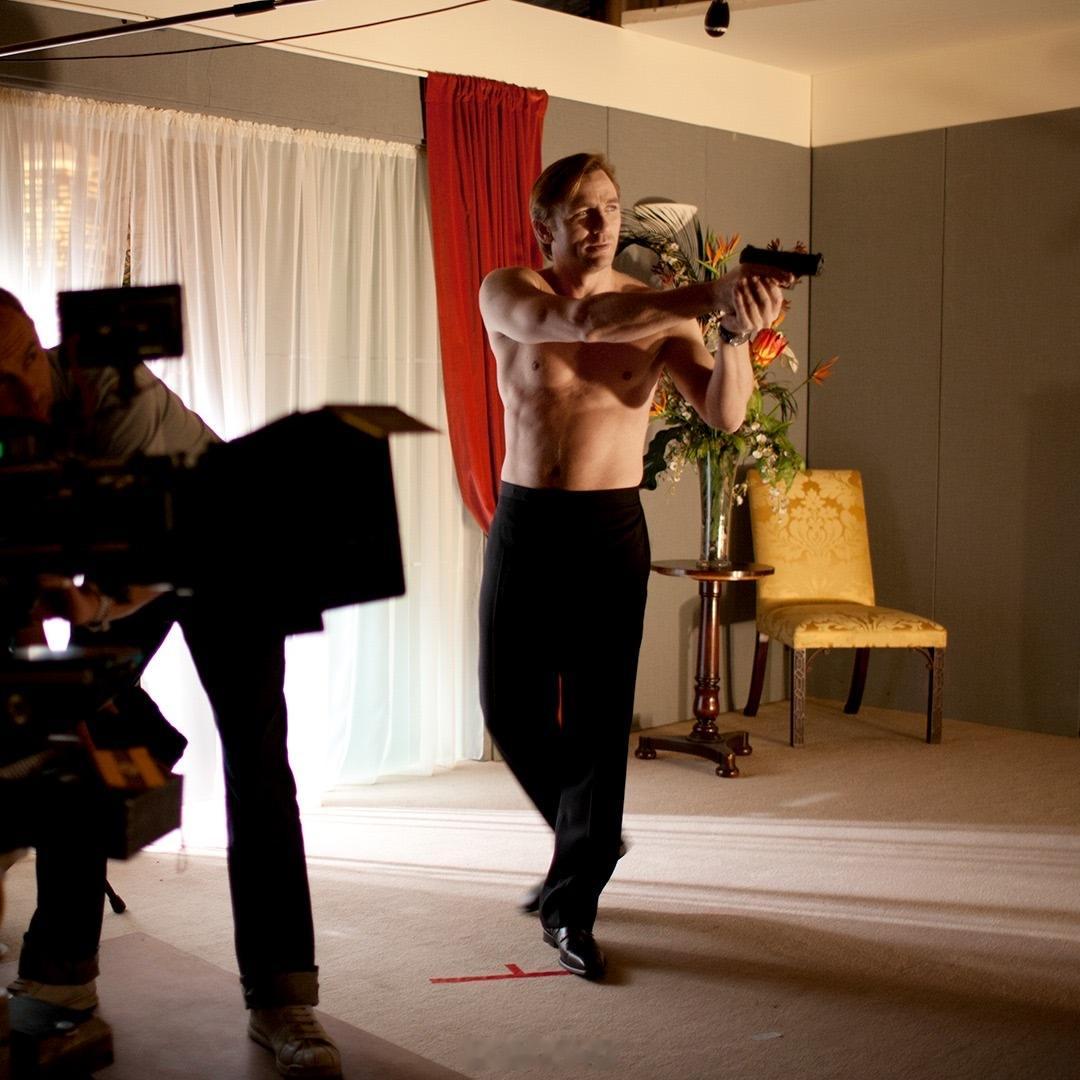 电影搭乘花絮去幕后鲨鱼线🦈，子弹肌🔫——2005，二十年前，丹尼尔·克雷格