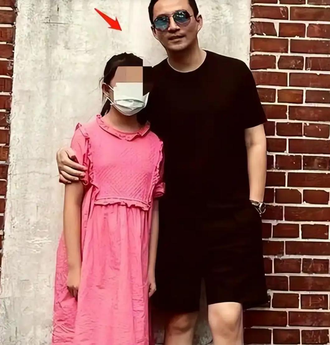 和亲妈在一起穿优衣库，和亲爸在一起穿普拉达，富养女儿在玥儿身上具象化了。最近网