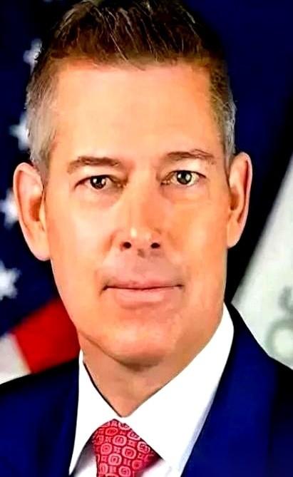 一架飞了34年的老飞机，刚起飞就炸了。9个人，没了。火光把半个天都照亮了，据