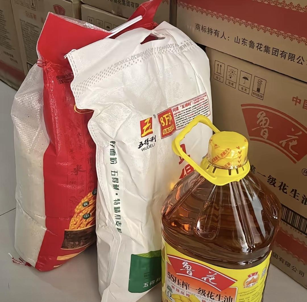 今天回婆家，我拎了一袋米一袋面还有一桶油。我觉得实在，他们不用再跑十几里路磨面打