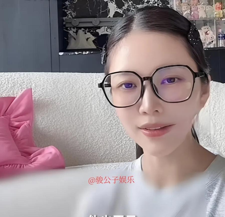 5月13日，杜淳的妻子王灿兮在直播中直面了“她靠老公出名”的评论。她回应道：“是