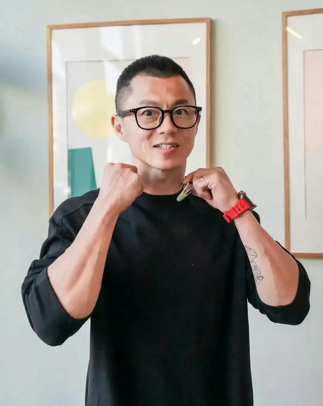 2021-2023年间，陈震将某视频平台支付的广告劳务报酬157.25万元通过第