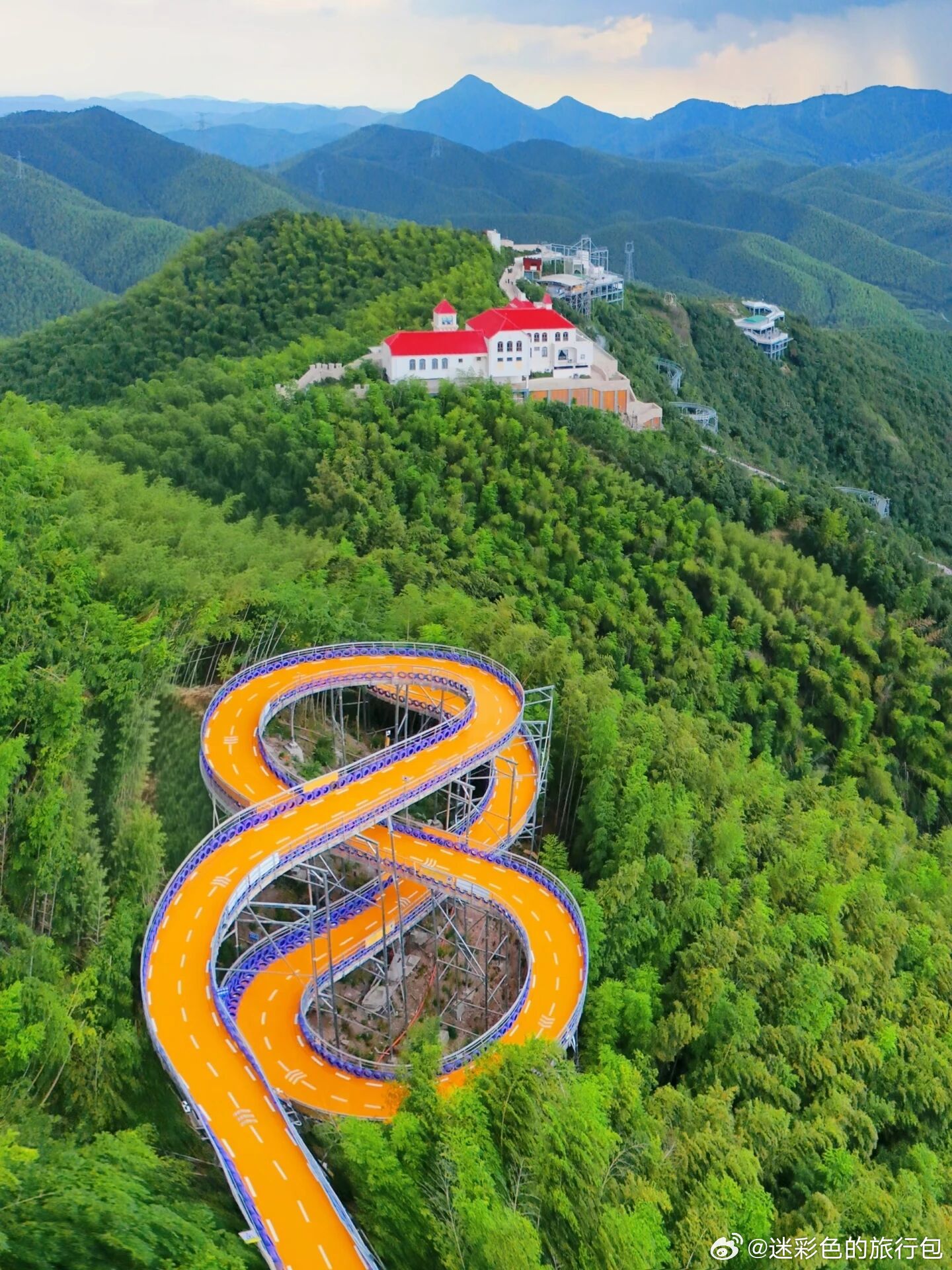 江浙沪短途避暑首选莫干山，名副其实江南第一山、天然清凉秘境。漫山竹海绿意无边，剑