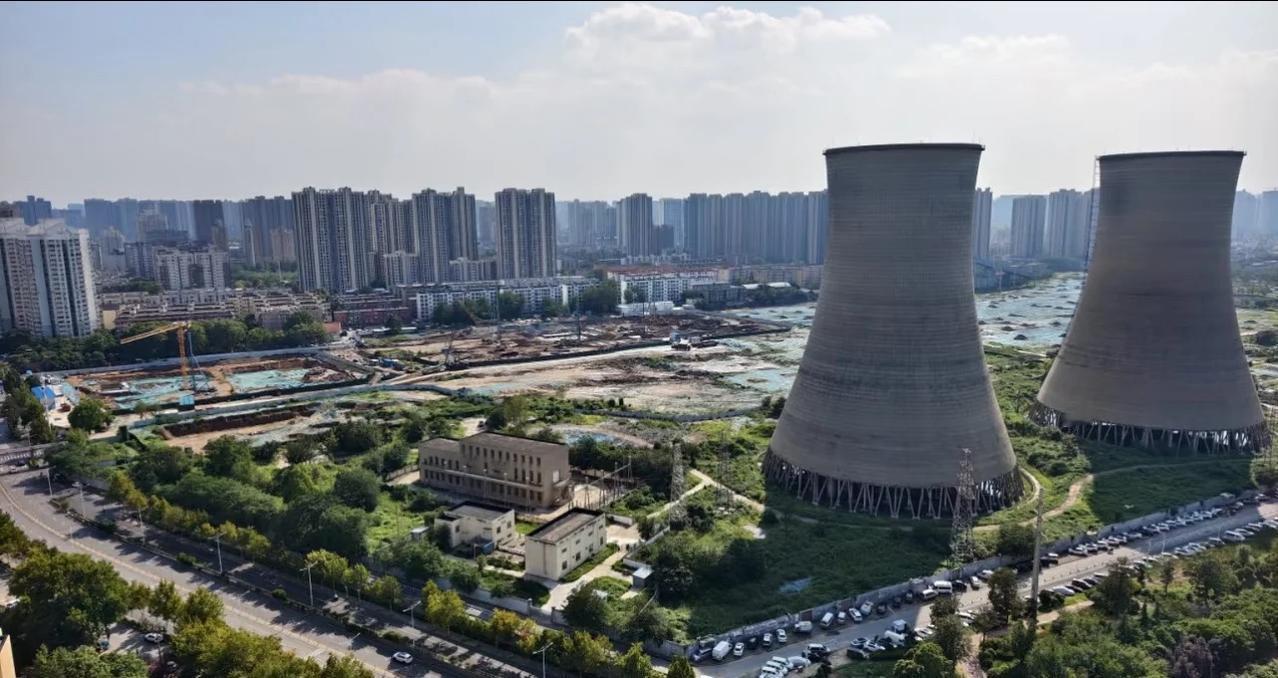 郑州西三环热电厂拆迁进度入秋夜雨有薄雾，拍摄不甚清晰。地块完全拆迁完毕，统一