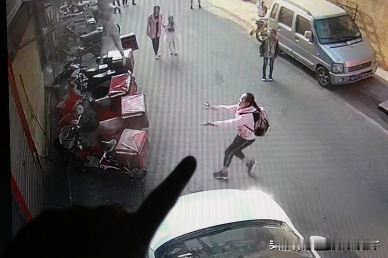 7岁女孩凭地震预警带太婆避险2026年1月26日下午，甘肃迭部地震让陕西渭南澄