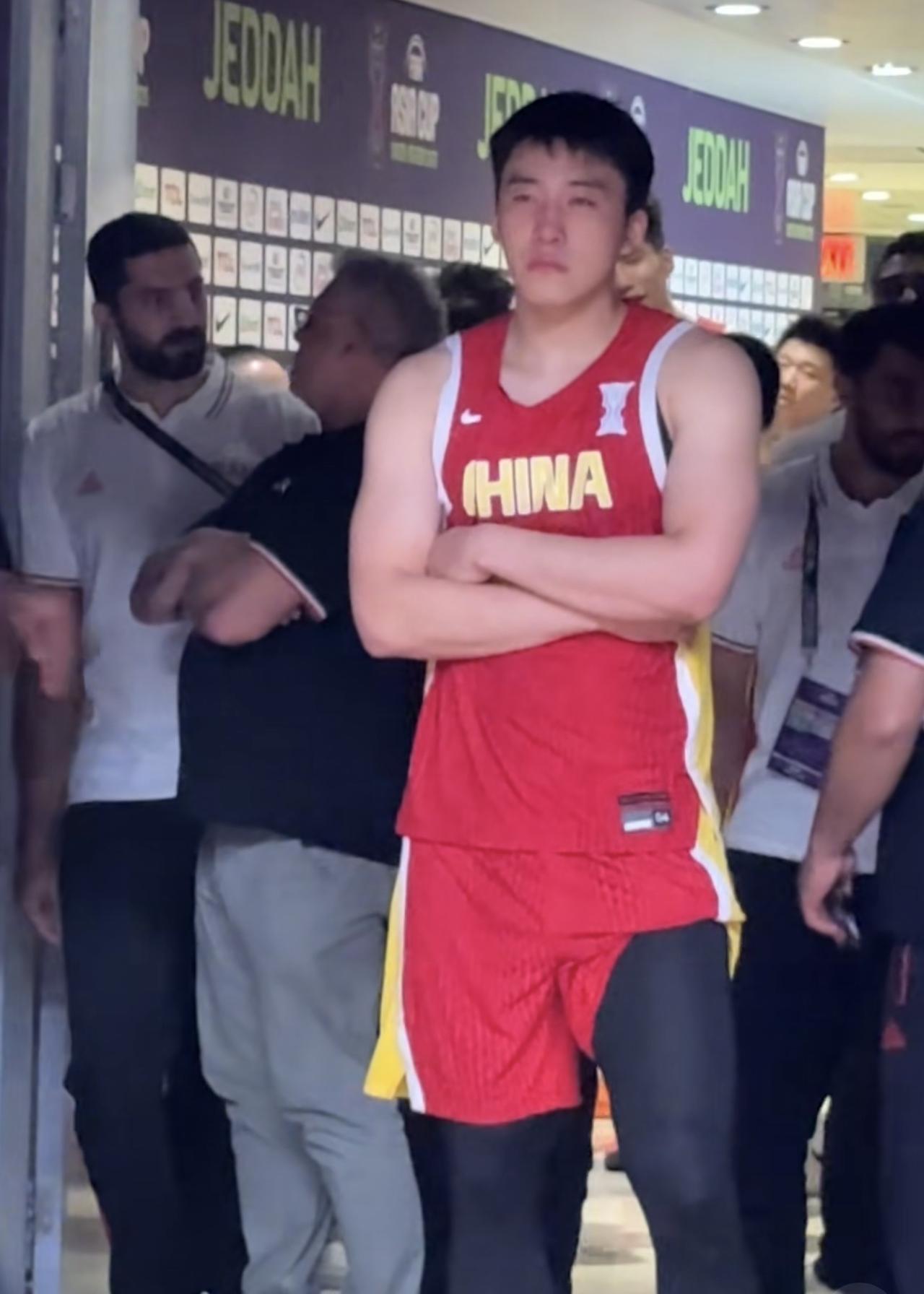 男篮亚军：王俊杰赛后泪水让人“泪目”！谁注意到赛后的王俊杰，站在赛道等待颁奖