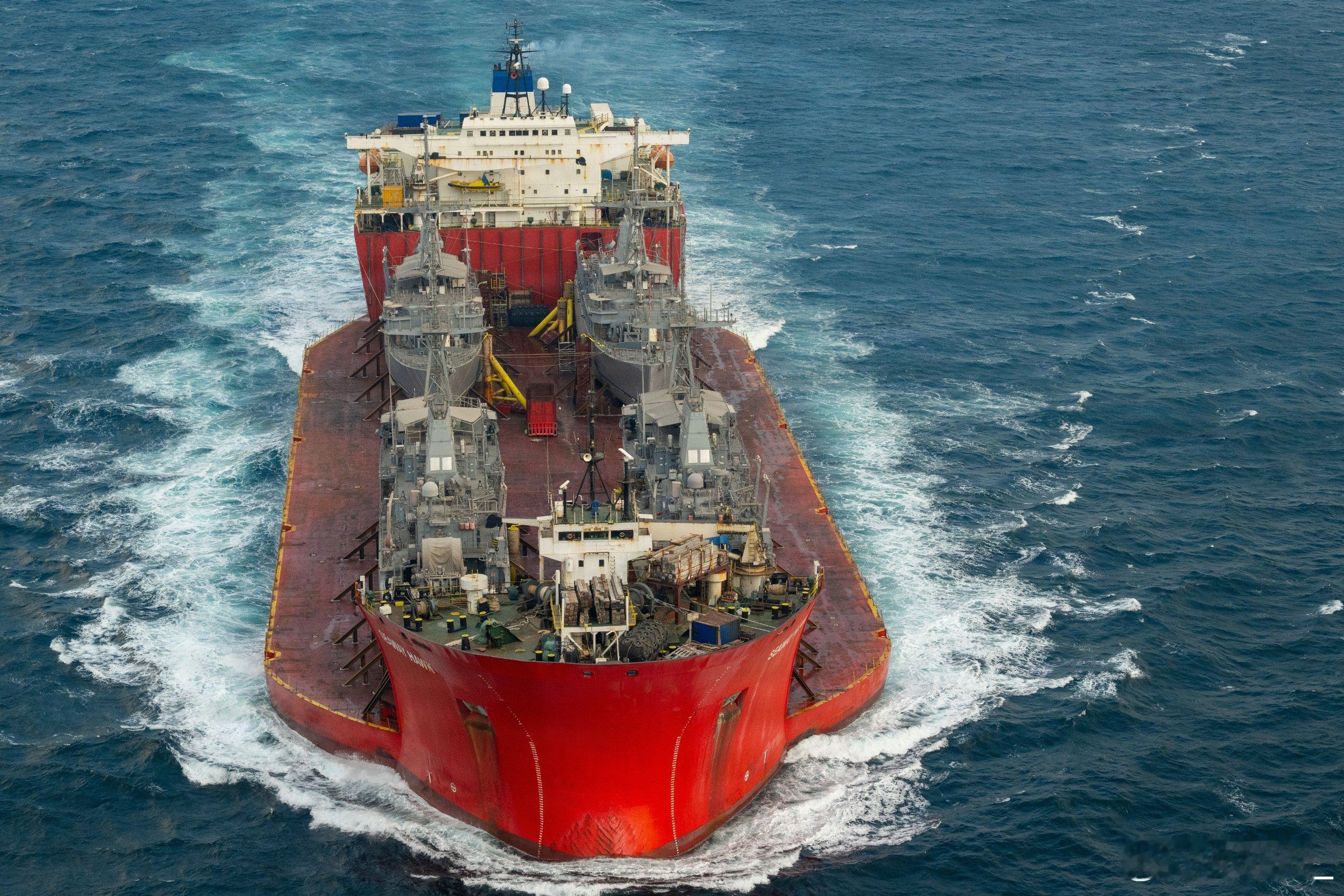 美国海军雇用一艘半潜船，从中东海湾地区运送4艘退役的复仇者级扫雷舰回美国。由“堪