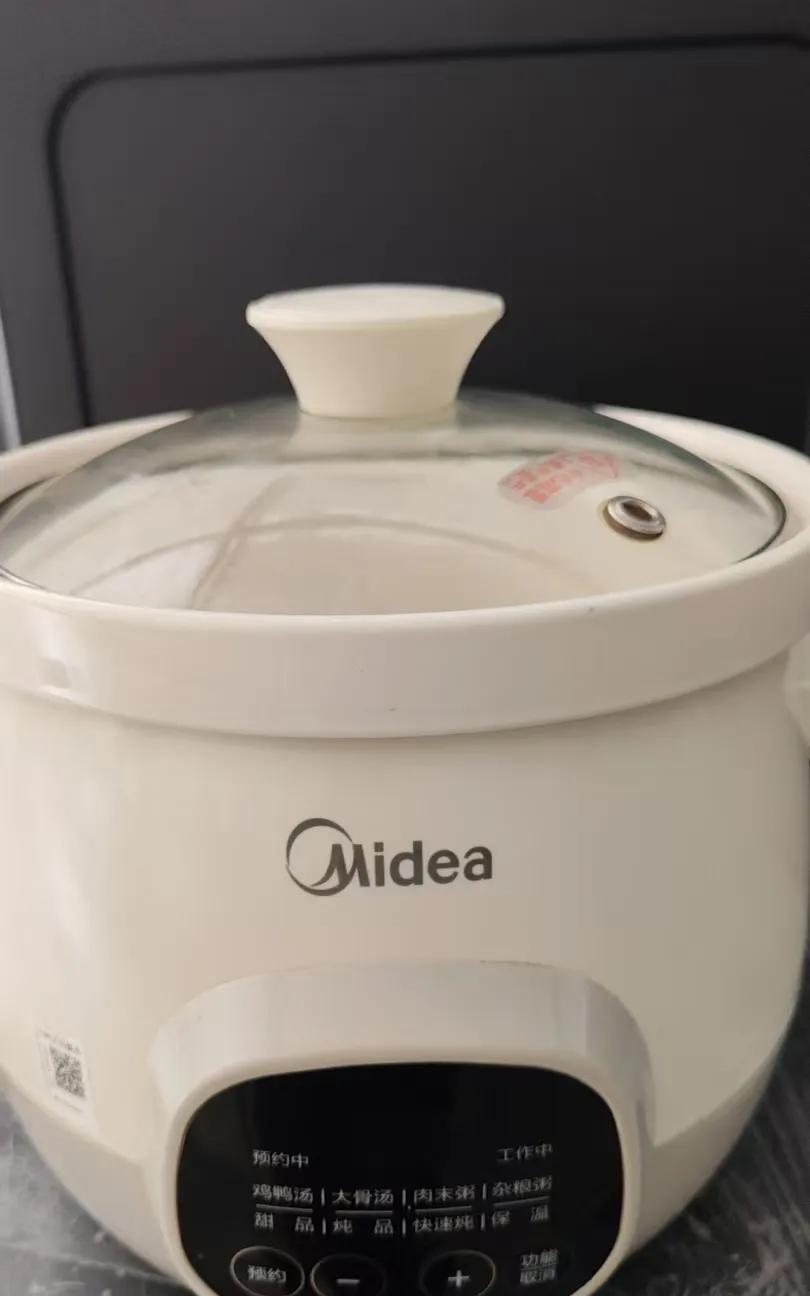 美的售后服务做的也太好了吧！我去年买了一个美的电炖锅，经常用它来炖汤，最近发现