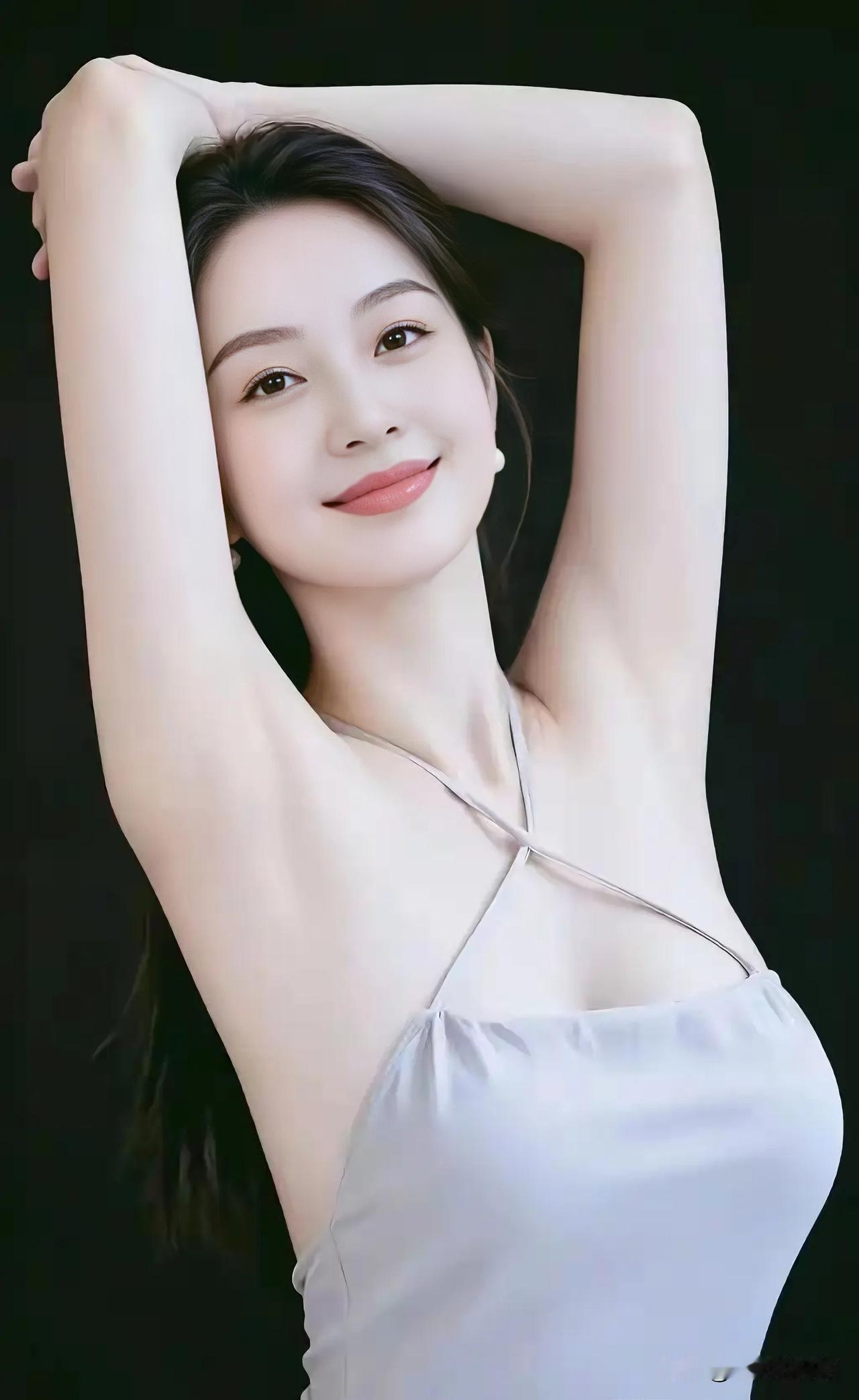 倩影芳姿柔婉青丝映秀颜，盈盈浅笑韵眉间。玉臂轻舒姿态妙，素衣淡雅意悠然。