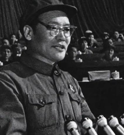1980年，纪登奎的辞职申请获批后，他搬离了原来的住所，没想到，搬到新家后的一天